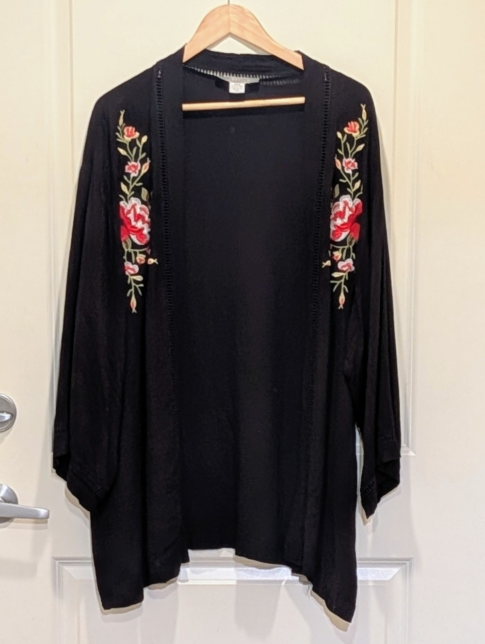 EUC Suzy Shier+ 1X/2X Black 100% Rayon Kimono with Floral Embroidery